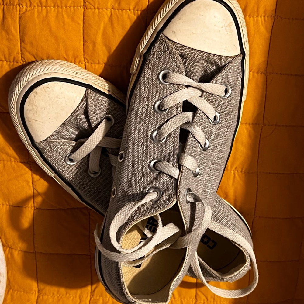 Gray low top converse